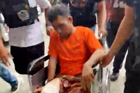 Sejumlah petugas Polresta Pekanbaru tengah membawa pelaku kasus Perampokan Lansia di Pekanbaru. Foto: Dok. kumparan