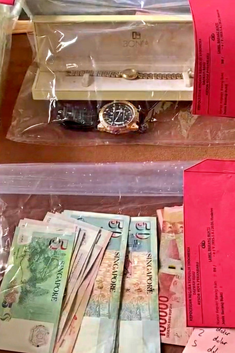 Sejumlah barang bukti yang berhasil diamankan oleh Polresta Pekanbaru dalam kasus perampokan lansia di Pekanbaru. Foto: Dok. kumparan