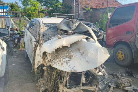 Kondisi mobil yang terlibat kecelakaan dengan kereta Api Argo Bromo Anggrek di perlintasan sebidang di Grobogan. Foto: Polda Jateng
