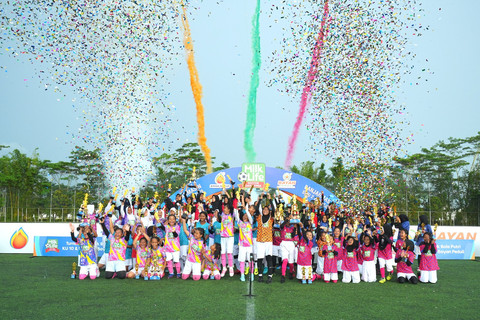 Juara, runner-up, semifinalis KU 10 serta KU 12 merayakan keberhasilan bersama di podium usai pertandingan final MilkLife Soccer Challenge Banjarmasin Seri 2 2025 - 2026 di Green Yakin Soccer Field, Banjar, Kalimantan Selatan, Minggu (3/5).  Foto: Dok. MilkLife Soccer Challenge
