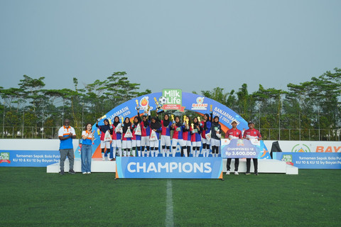 Juara KU 10 serta KU 12 merayakan keberhasilan bersama di podium usai pertandingan final MilkLife Soccer Challenge Banjarmasin Seri 2 2025 - 2026 di Green Yakin Soccer Field, Banjar, Kalimantan Selatan, Minggu (3/5). Foto: Dok MilkLife Soccer Challenge.