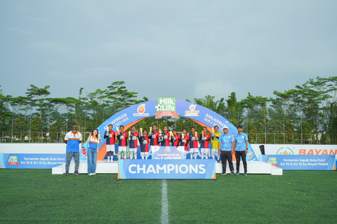 Juara KU 10 serta KU 12 merayakan keberhasilan bersama di podium usai pertandingan final MilkLife Soccer Challenge Banjarmasin Seri 2 2025 - 2026 di Green Yakin Soccer Field, Banjar, Kalimantan Selatan, Minggu (3/5). Foto: Dok MilkLife Soccer Challenge.