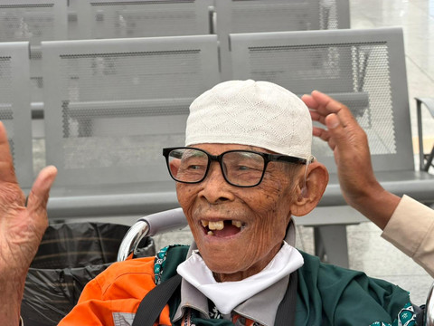 Mbah Marjiyono asal Bantul, jemaah haji berusia 103 tahun, sudah tiba di Madinah. Foto: Lutfan Darmawan/kumparan