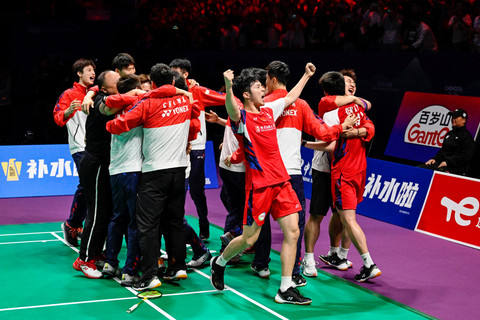 Tim China merayakan kemenangan atas Indonesia pada final Piala Thomas di Chengdu, provinsi Sichuan, China, pada 5 Mei 2024. Foto: WANG ZHAO / AFP