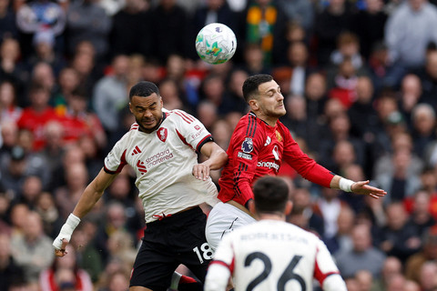Pemain Manchester United Diogo Dalot berebut bola dengan pemain Liverpool Cody Gakpo pada pertandingan Liga Inggris di Old Trafford, Manchester, Inggris, Minggu (3/5/2026). Foto: Jason Cairnduff/REUTERS