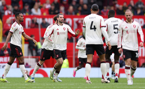 Selebrasi pemain Liverpool Dominik Szoboszlai usai mencetak gol ke gawang Manchester United pada pertandingan Liga Inggris di Old Trafford, Manchester, Inggris, Minggu (3/5/2026). Foto: Chris Radburn/REUTERS