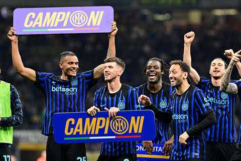 Inter Milan rayakan juara Serie A Liga Italia 2025/26 di Stadio Giuseppe Meazza, Senin (4/5) dini hari WIB. Foto: REUTERS/Daniele Mascolo