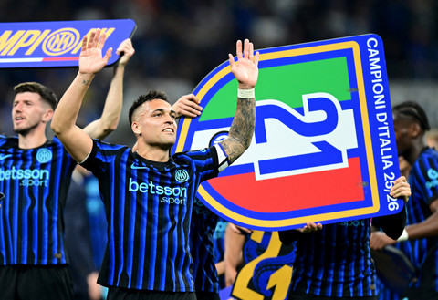 Inter Milan rayakan juara Serie A Liga Italia 2025/26 di Stadio Giuseppe Meazza, Senin (4/5) dini hari WIB. Foto: REUTERS/Daniele Mascolo