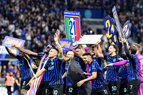 Pemain Inter Milan merayakan gelar juara Liga Italia di San Siro, Milan, Italia, Minggu (3/5/2026). Foto: Daniele Mascolo/REUTERS