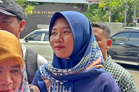 Asisten Rumah Tangga (ART) mantan istri Andre Taulany, Herawati, mendatangi Polres Metro Jakarta Selatan, Senin (4/5/2026). Foto: Vincentius Mario/kumparan