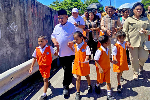 Mendikdasmen Abdul Mu'ti dan anggota Komisi X DPR RI Anita Jacoba Gah di TK Kristen Kota Kupang. Foto: Rinjani Meisa/kumparan