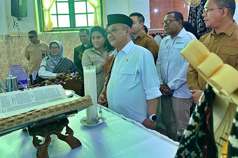 Mendikdasmen Abdul Mu'ti dan anggota Komisi X DPR RI Anita Jacoba Gah di TK Kristen Kota Kupang. Foto: Rinjani Meisa/kumparan