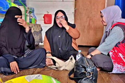Ibu Mandala, Ratnasari (kiri) dan Ketua TRC PPA Kaltim, Rina Zainun (tengah). Foto: Dok. Istimewa
