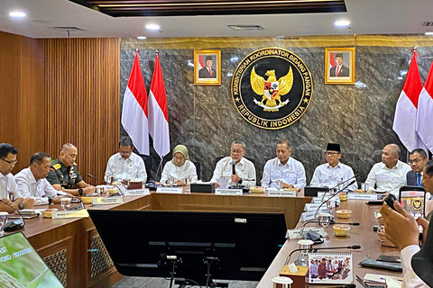 MenPanRB Rini Widyantini, Menko Pangan Zulhas, Menteri Koperasi Ferry Juliantono, Mendes PDT Yandri Susanto dalam konferensi pers di Kantor Kemenko Pangan, Senin (4/5/2026). Foto: Widya/kumparan
