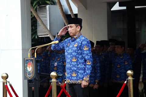 Wamendagri, Akhmad Wiyagus saat membacakan amanat Mendikdasmen sebagai Inspektur Upacara pada peringatan Hari Pendidikan Nasional (Hardiknas) 2026 di Plaza Gedung A, Kantor Pusat Kemendagri, Jakarta, Senin (4/5/2026). Foto: Dok. Kemendagri