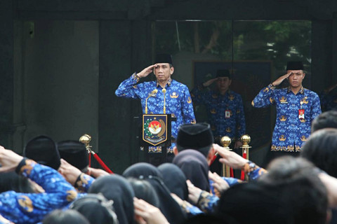 Wamendagri, Akhmad Wiyagus saat membacakan amanat Mendikdasmen sebagai Inspektur Upacara pada peringatan Hari Pendidikan Nasional (Hardiknas) 2026 di Plaza Gedung A, Kantor Pusat Kemendagri, Jakarta, Senin (4/5/2026). Foto: Dok. Kemendagri