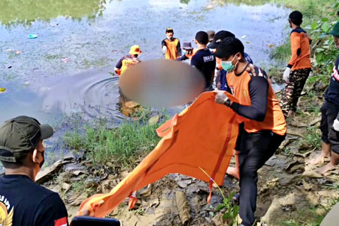 Petugas mengevakuasi mayat yang ditemukan di Embung Terpus, Desa Beketel, Kecamatan Kayen, Kabupaten Pati, Jawa Tengah. Foto: Dok. Polresta Pati
