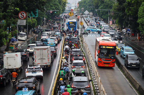 Kepadatan kendaraan mewarnai hari pertama masuk kerja usai libur panjang di kawasan Mampang, Jakarta, Senin (5/4/2026) sore. Foto: Iqbal Firdaus/kumparan