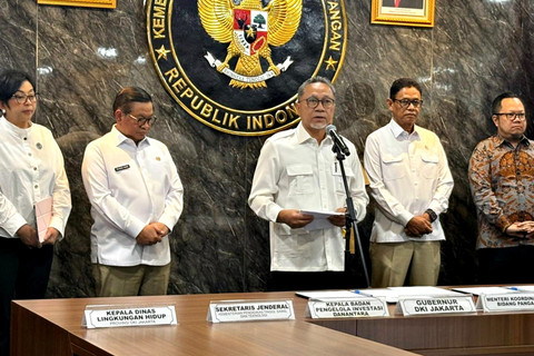 Menko Pangan Zulkifli Hasan saat Penandatanganan Kerja Sama terkait Fasilitas Pengolahan Sampah antara Pemprov DKI Jakarta dan Danantara di Kantor Kemenko Pangan, Jakarta Pusat, Senin (4/5/2026). Foto: Nasywa Athifah/kumparan