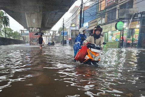 Seorang pengedara mendorong motornya saat banjir di Kawasan Seskoal, Jakarta, Senin (4/5/2026). Foto: Aditia Noviansyah/kumparan