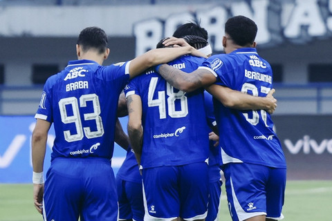 Selebrasi pemain Persib Bandung usai mencetak gol ke gawang PSIM Yogyakarta pada pertandingan Super League di Stadion GBLA, Bandung, Senin (4/5/2026). Foto: Instagram/ @persib