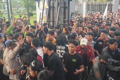 Massa demo trobos pagas kantor DPRD Kaltim, Senin (4/5/2026). Foto: kumparan