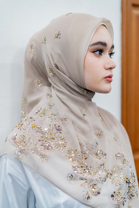 Tampil Glamor dengan Hijab Bertabur Swarovski dari Bawal Exclusive. Foto: dok. Bawal Exclusive Indonesia