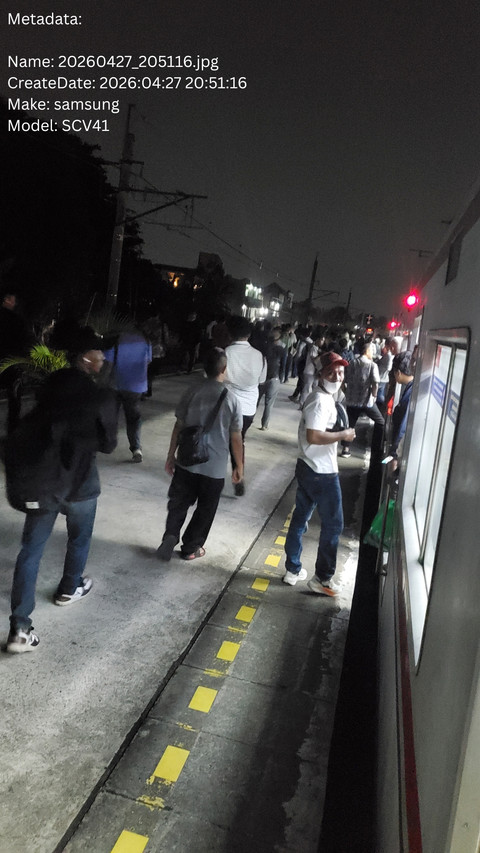 Para penumpang keluar sesaat sebelum KRL 5568A ditabrak KA Argo Bromo Anggrek 4B di Stasiun Bekasi Timur.  Foto:  X/@kohadaruka