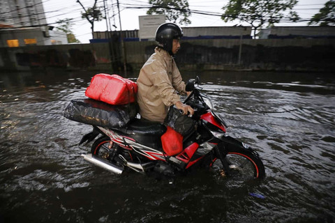 Seorang pengedara mendorong motornya saat banjir di Kawasan Seskoal, Jakarta, Senin (4/5/2026). Foto: Aditia Noviansyah/kumparan