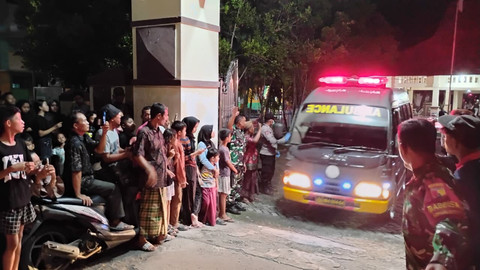 Petugas mengavakuasi jenazah Kepala Desa yang ditemukan tewas di kantornya di Desa Buncitan, Kecamatan Sedati, Kabupaten Sidoarjo. 
 Foto: Polresta Sidoarjo