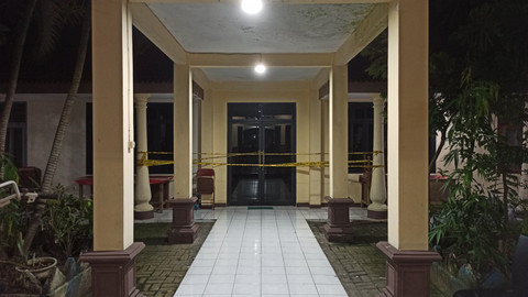 Garis polisi terpasang di kantor Kepada Desa Buncitan, Kecamatan Sedati, Kabupaten Sidoarjo. Foto: Polresta Sidoarjo