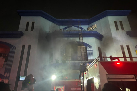 Petugas Damkar berusaha memadamkan kebakaran di Gedung Metro Sport Center, Kota Semarang, Jawa Tengah, Senin (4/5/2026). Foto: Intan Alliva Khansa/kumparan