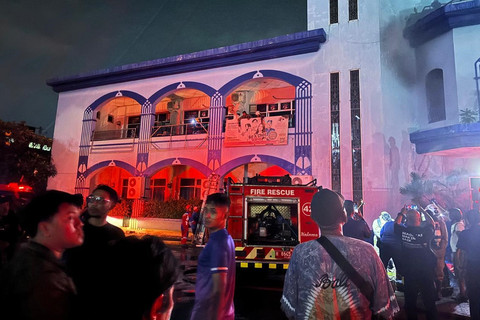 Petugas Damkar berusaha memadamkan kebakaran di Gedung Metro Sport Center, Kota Semarang, Jawa Tengah, Senin (4/5/2026). Foto: Intan Alliva Khansa/kumparan