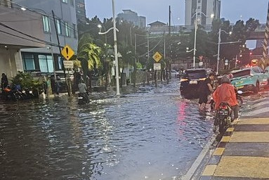 Genangan air di Sultan Hasanudin dari arah Pasaraya menuju Traffic light Mabes Polri Jakarta Selatan, Senin (4/5/2026). Foto: Twitter/ @TMCPoldaMetro
