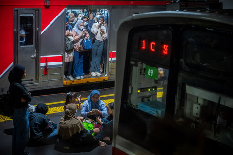 Sejumlah penumpang menunggu keberangkatan kereta rel listrik (KRL) di Stasiun Tanah Abang, Jakarta, Senin (4/5/2026). Foto: Bayu Pratama S/ANTARA FOTO