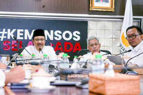 Mensos Saifullah Yusuf (Gus Ipul) didampingi Wamensos Agus Jabo menggelar Zoom Meeting bersama kepala Sekolah Rakyat (SR), tenaga pendidik, serta pendamping Program Keluarga Harapan (PKH) di Kantor Kemensos, Senin (4/5/2026).  Foto: Dok. Kemensos