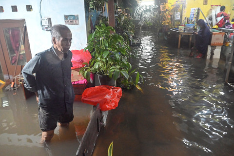Warga mengamati banjir yang melanda daerah Jatayu, Kebayoran Lama, Jakarta, Senin (4/5/2026). Foto: Fakhri Hermansyah/ANTARA FOTO