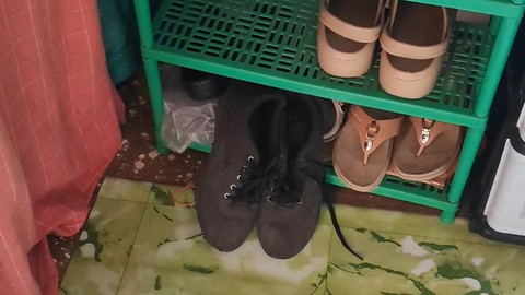 Sepatu yang dipakai Mandala Rizky Syaputra, siswa di Samarinda yang meninggal usai mengalami sakit dan bengkak pada kakinya diduga karena penggunaan sepatu sekolah yang kekecilan.  Foto: kumparan