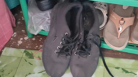 Sepatu yang dipakai Mandala Rizky Syaputra, siswa di Samarinda yang meninggal usai mengalami sakit dan bengkak pada kakinya diduga karena penggunaan sepatu sekolah yang kekecilan. Foto: kumparan