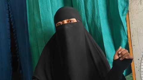 Ratnasari, ibu Mandala Rizky Syaputra, siswa di Samarinda yang meninggal usai mengalami sakit dan bengkak pada kakinya diduga karena penggunaan sepatu sekolah yang kekecilan.  Foto: kumparan