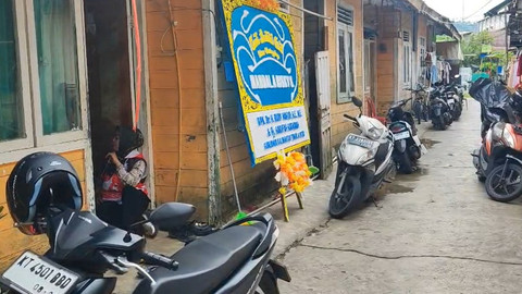 Suasana rumah Mandala Rizky Syaputra, siswa di Samarinda yang meninggal usai mengalami sakit dan bengkak pada kakinya diduga karena penggunaan sepatu sekolah yang kekecilan, Selasa (5/5/2026). Foto: kumparan