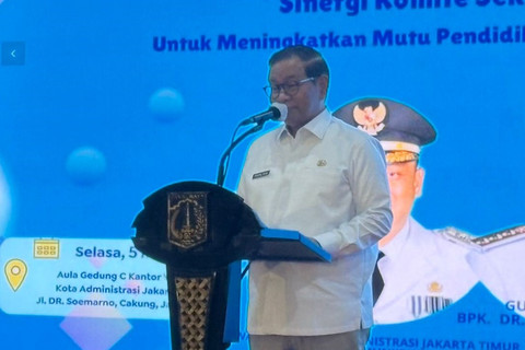 Gubernur DKI Jakarta Pramono Anung memberikan sambutan saat menghadiri Acara Forum Komunikasi Komite Sekolah (FKKS), di Kompleks Walikota Jakarta Timur, Selasa (5/5/2026). Foto: Jeni Ritanti/kumparan