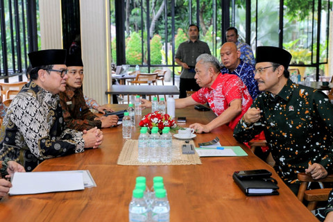 Mensos Saifullah Yusuf (Gus Ipul) menerima kunjungan anggota Ombudsman Republik Indonesia Maneger Nasution dalam agenda temu dengar di Kantor Kementerian Sosial, Jakarta, Selasa (5/5/2026). Foto: Dok. Kemensos