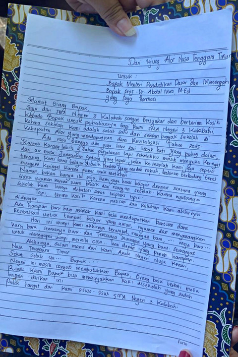 Surat Verona untuk Mendikdasmen Abdul Mu'ti di SMAN 9 Kota Kupang. Foto: Rinjani Meisa/kumparan