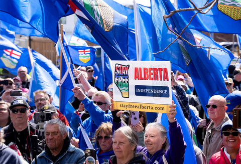 Para separatis Alberta berunjuk rasa di luar kantor Komisi Pemilihan Alberta sebelum menyerahkan petisi untuk memicu referendum tentang pemisahan diri dari Kanada di Edmonton, Alberta, Kanada, Senin (4/5/2026). Foto: Todd Korol/REUTERS