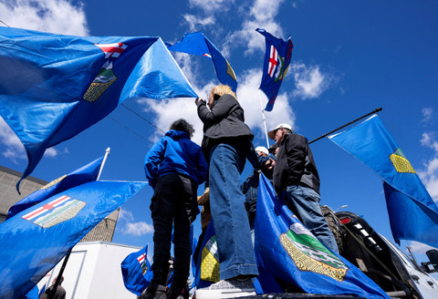 Para separatis Alberta berunjuk rasa di luar kantor Komisi Pemilihan Alberta sebelum menyerahkan petisi untuk memicu referendum tentang pemisahan diri dari Kanada di Edmonton, Alberta, Kanada, Senin (4/5/2026). Foto: Todd Korol/REUTERS