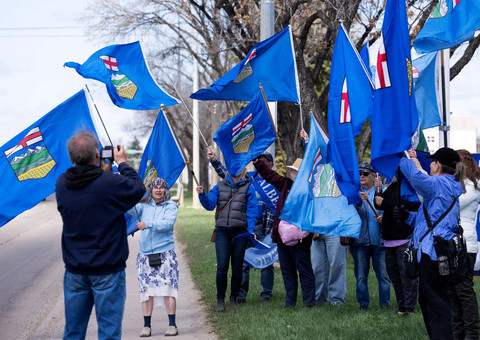 Para separatis Alberta berunjuk rasa di luar kantor Komisi Pemilihan Alberta sebelum menyerahkan petisi untuk memicu referendum tentang pemisahan diri dari Kanada di Edmonton, Alberta, Kanada, Senin (4/5/2026). Foto: Todd Korol/REUTERS