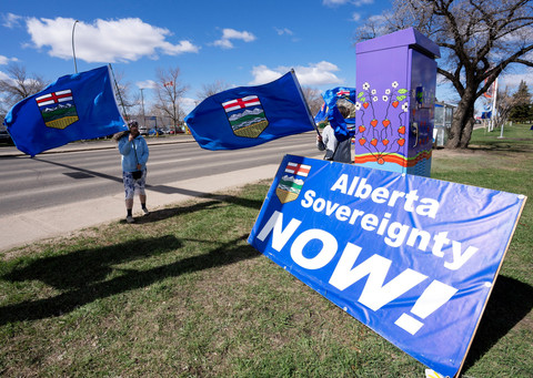 Para separatis Alberta berunjuk rasa di luar kantor Komisi Pemilihan Alberta sebelum menyerahkan petisi untuk memicu referendum tentang pemisahan diri dari Kanada di Edmonton, Alberta, Kanada, Senin (4/5/2026). Foto: Todd Korol/REUTERS