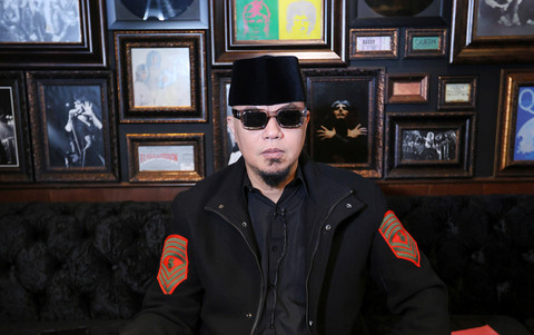Musisi sekaligus anggota DPR, Ahmad Dhani saat memberikan keterangan kepada wartawan terkait instagram miliknya yang hilang di kawasan Kemang, Jakarta, Selasa, (5/5/2026). Foto: Agus Apriyanto