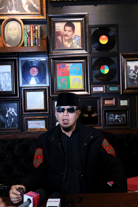 Musisi sekaligus anggota DPR, Ahmad Dhani saat memberikan keterangan kepada wartawan terkait instagram miliknya yang hilang di kawasan Kemang, Jakarta, Selasa, (5/5/2026). Foto: Agus Apriyanto